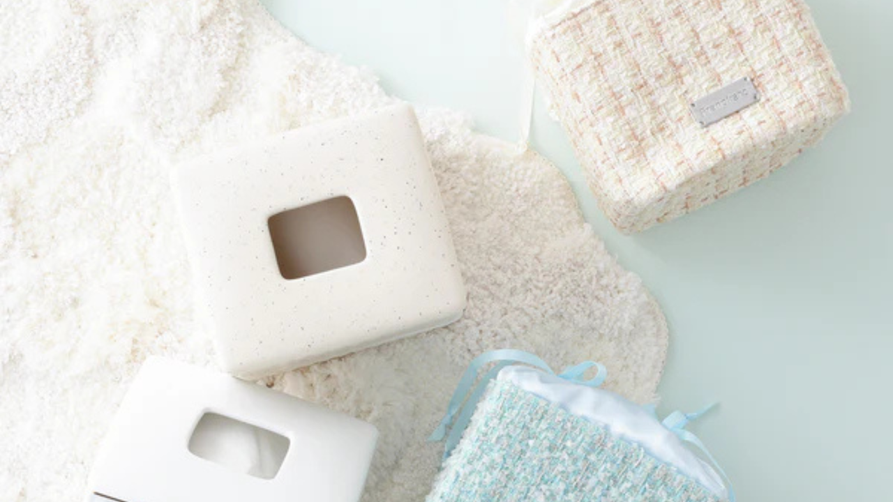 トレンド感のあるソフトパック専用ティッシュケース。リビングやダイニング、デスク回りなどスペースを取りたくない場所に最適です。使わないときはコンパクトに畳めます。