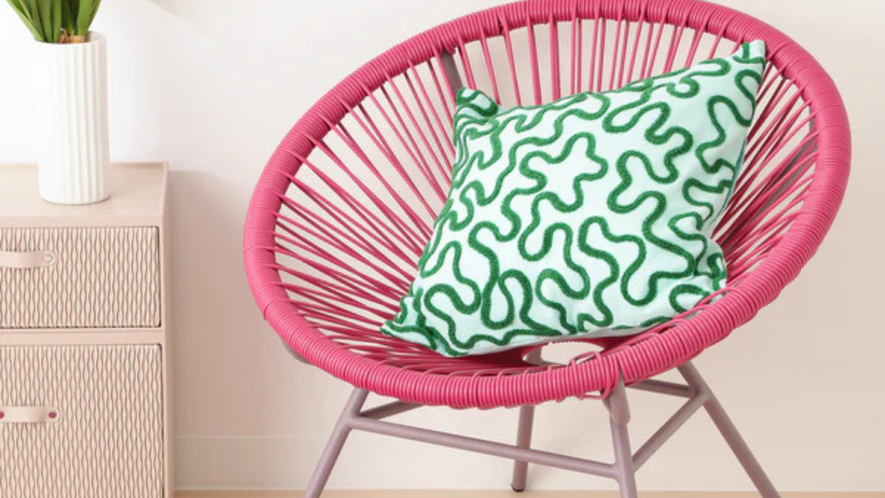 丸みのあるフォルムと、おしゃれな配色が印象的なパーソナルチェア。お手入れしやすく屋外使用も可能。自分だけの快適なリラックスタイムをお楽しみいただけます。