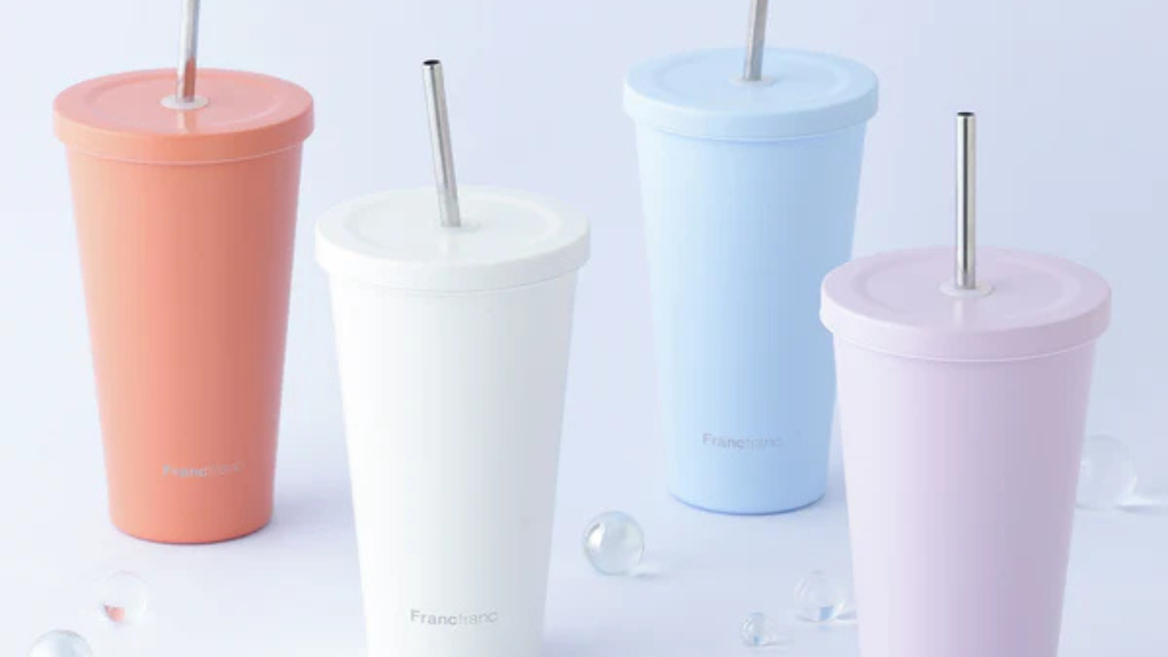 季節を問わず活躍する、二重構造のストロー付きステンレスタンブラー。キンキンに冷えたドリンクも、温かいひとときも、ちょうどいいおいしさをそのままに保ちます。